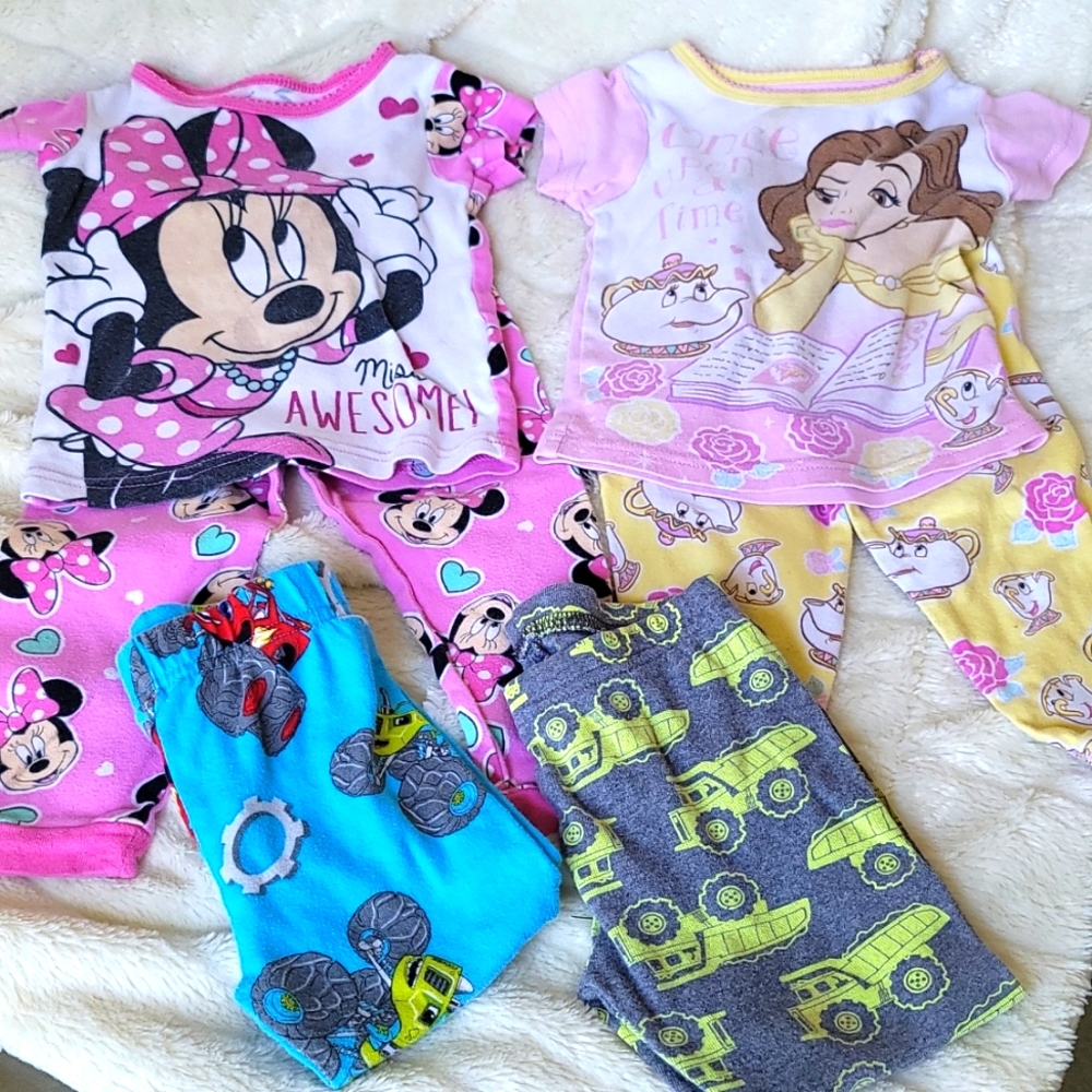 Little girls pajamas 2 matching sets and 2 extra pairs of pants size 2T